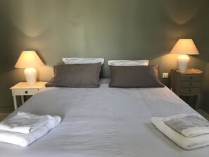 Kamar Double (Verte) | Didekorasi berbeda-beda, tirai kedap cahaya, dan kedap suara