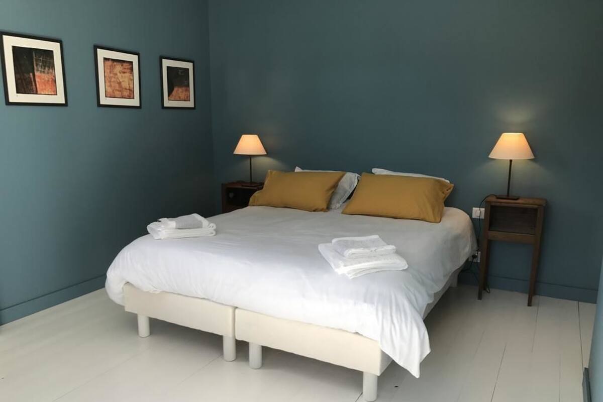 Kamar Double (Bleue) | Didekorasi berbeda-beda, tirai kedap cahaya, dan kedap suara