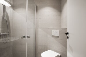 Habitación doble económica, 1 cama matrimonial, para no fumadores | Baño | Regadera, secadora de cabello, toallas 