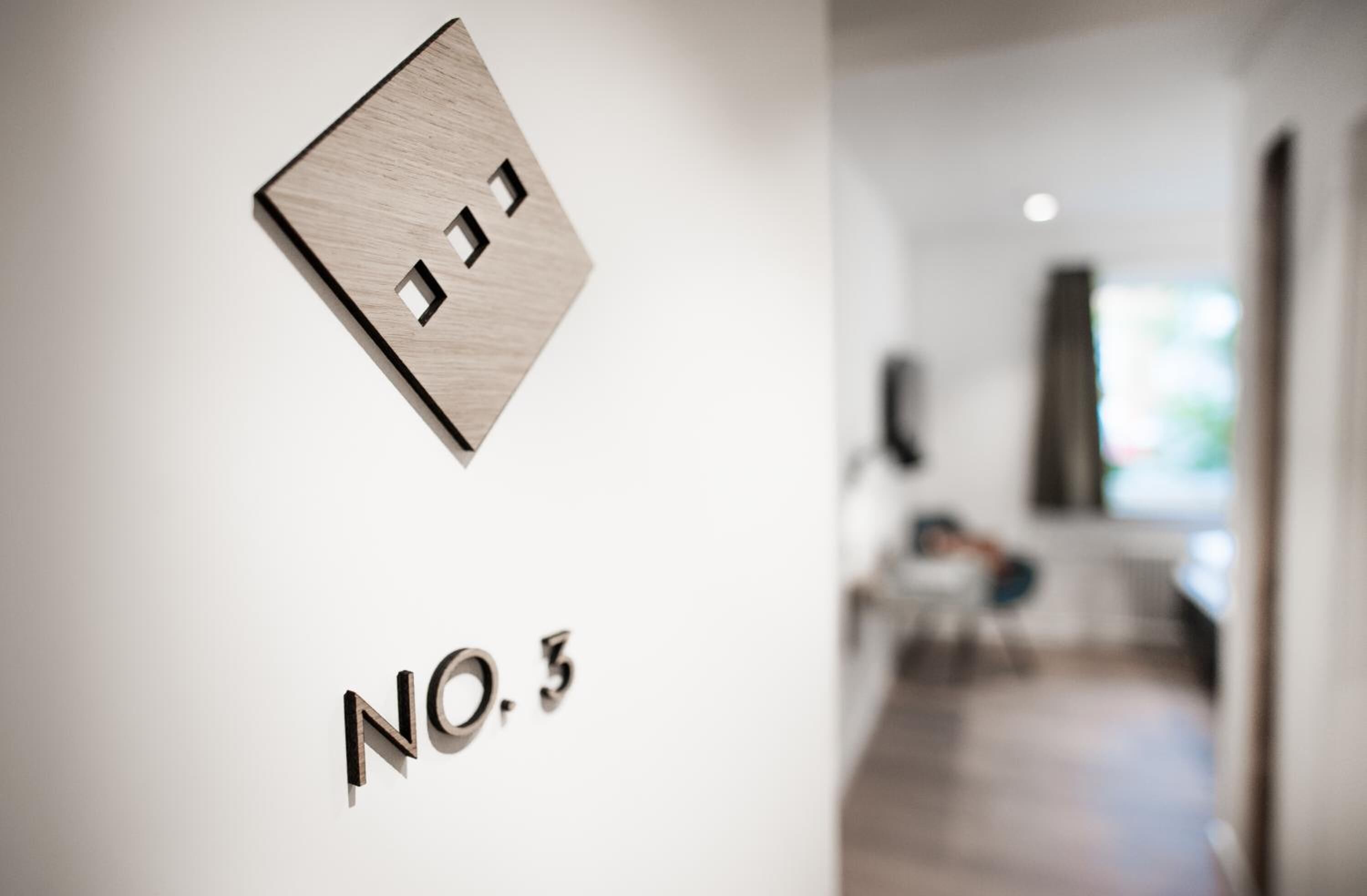 Segnaletica con la scritta 'NO.5' che indica il numero di una stanza in hotel.