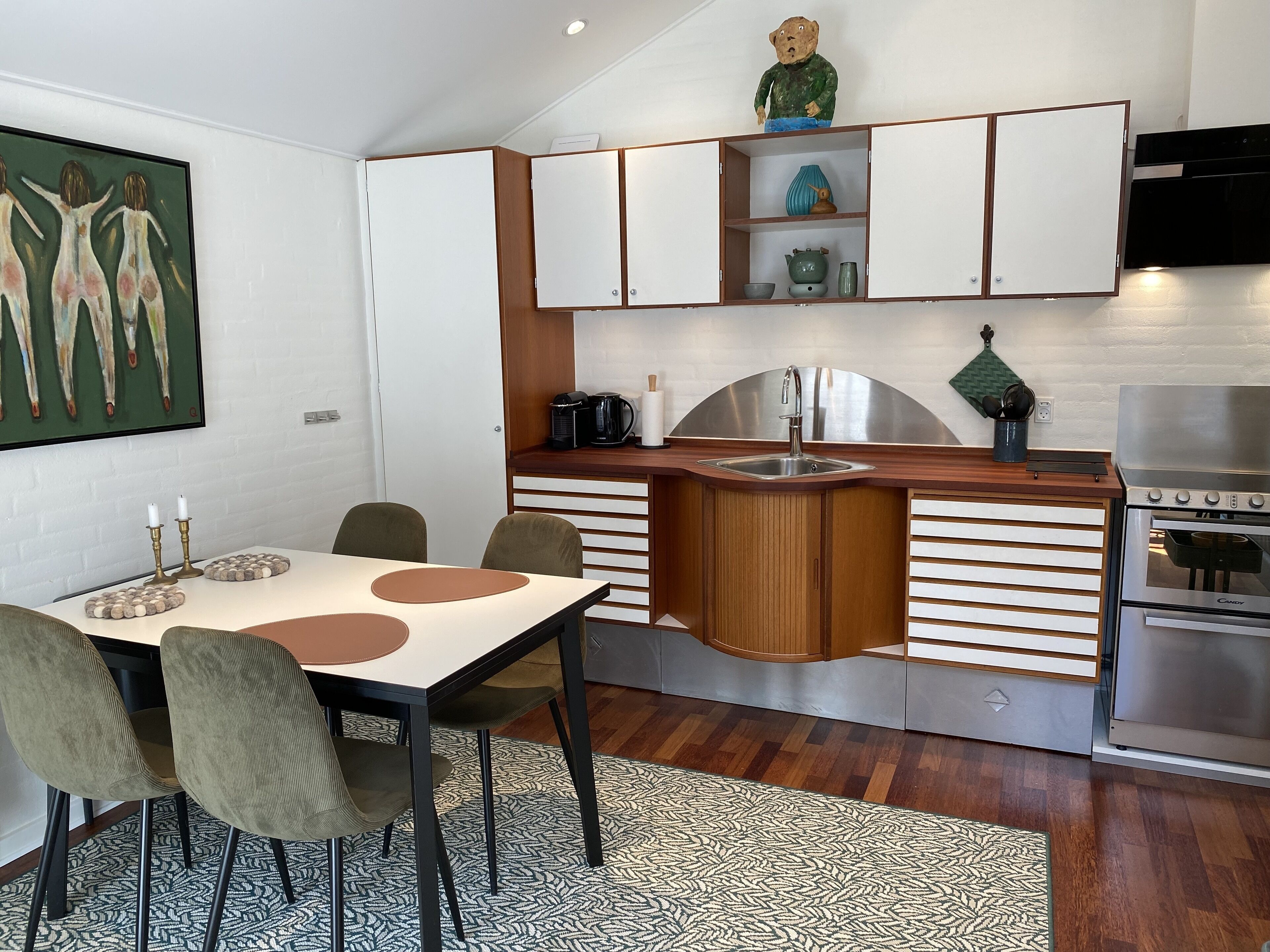 Cocina compacta con horno integrado, cafetera y pileta.