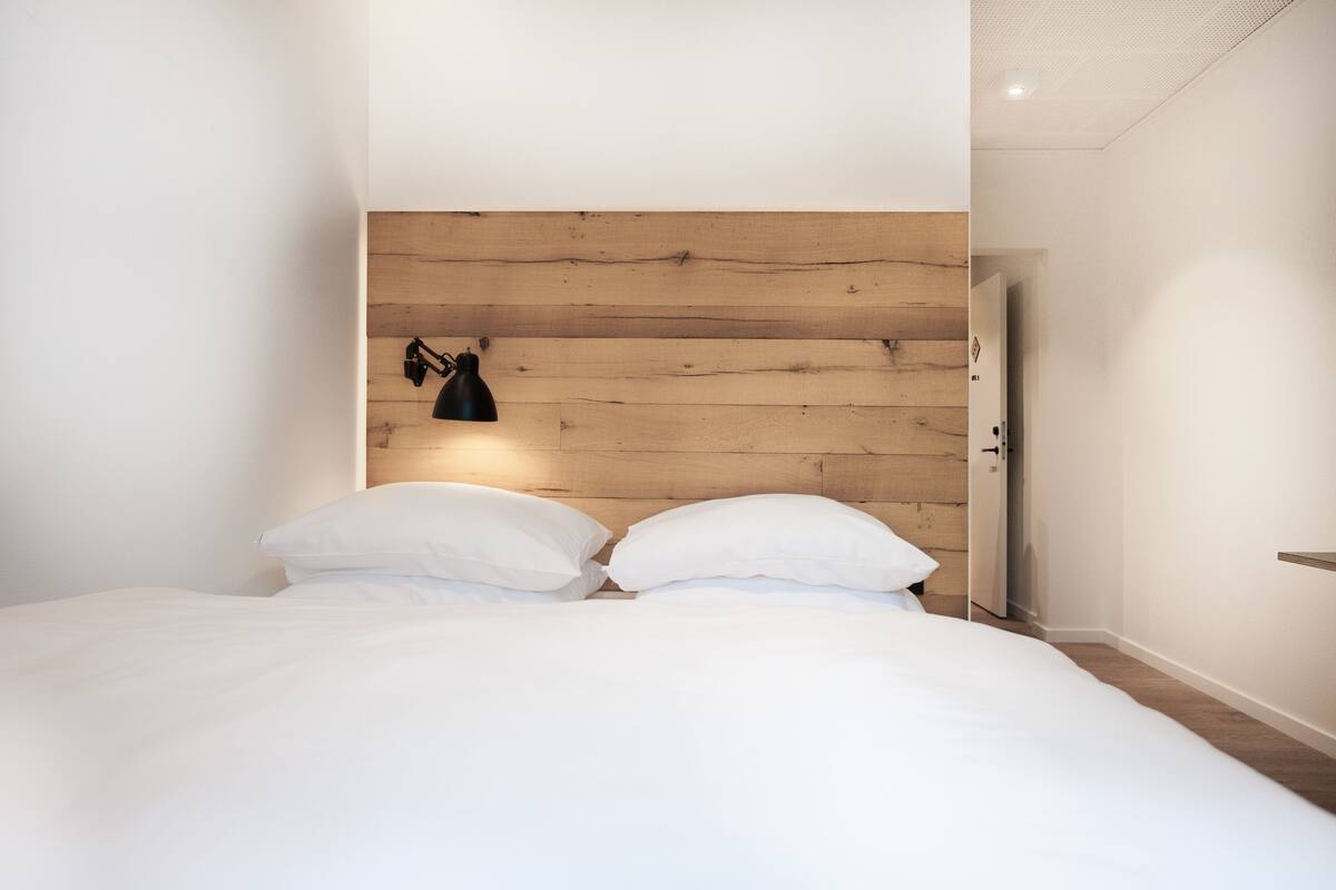 Economy Double Room, 1 Double Bed, Non Smoking | Desk, blackout drapes, WiFi (free), bed sheets