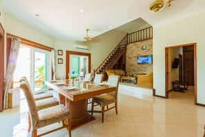 3-Bedroom Villa with Private Pool | In-room dining - View Talay Villa by PSR (Pattaya)