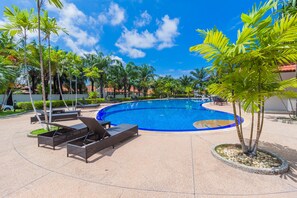 3-Bedroom Villa with Private Pool | 露台