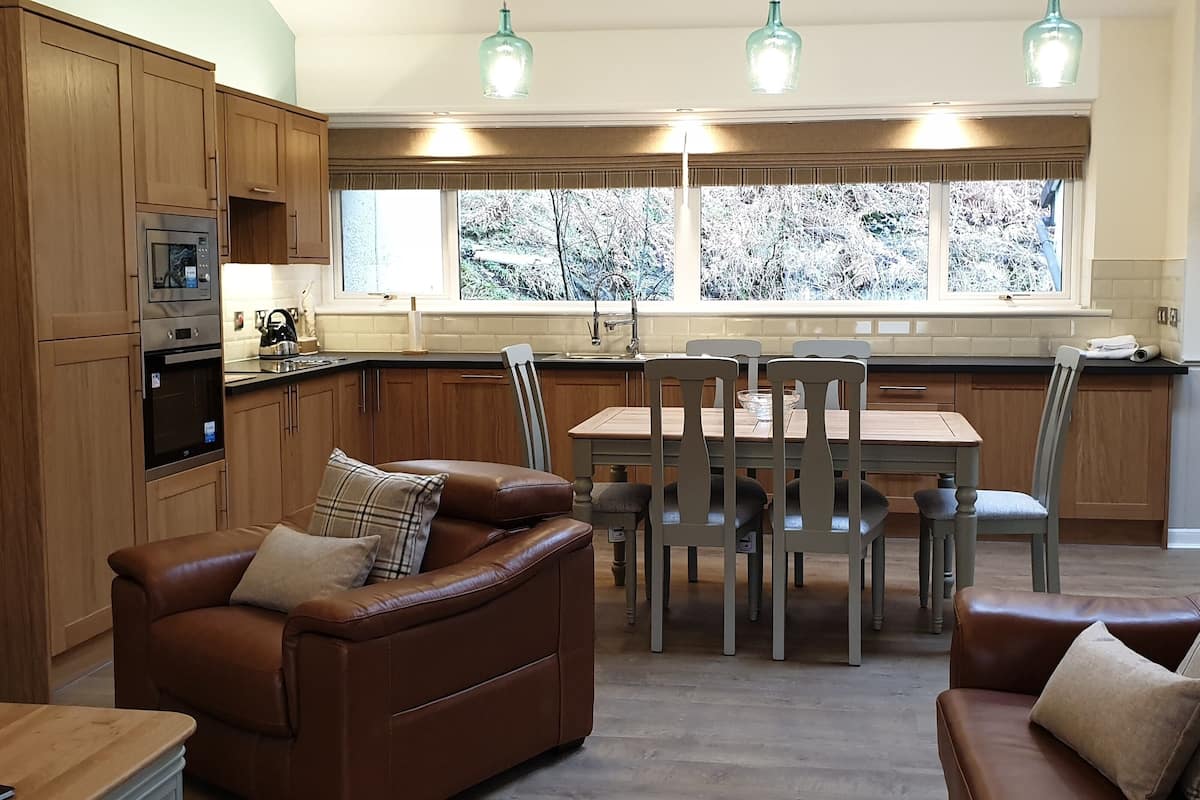 Highland Lodge 41 | Private kitchen | Full-size fridge, microwave, oven, stovetop