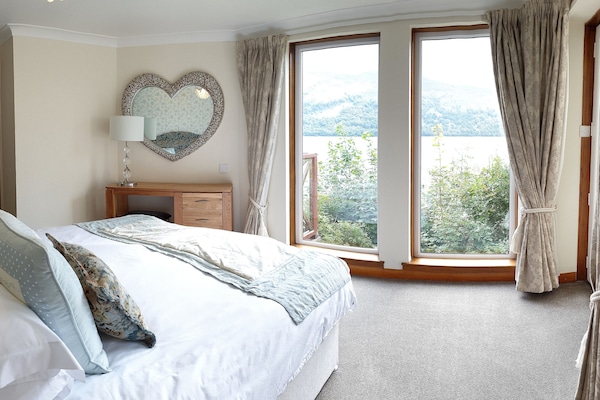 Lochside 4 | Premium bedding, blackout drapes, iron/ironing board, WiFi (free)