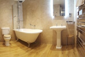 Villa | Badrum | Hårtork och handdukar