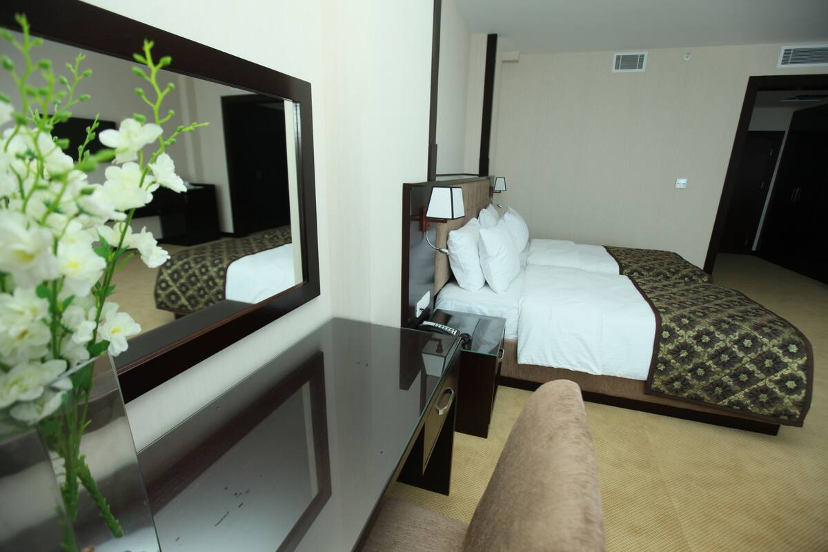 Minibar, coffres-forts dans les chambres, bureau, rideaux occultants