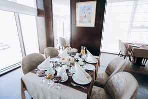 朝食 (ビュッフェ)、毎日提供 (1 名様 15 AZN)