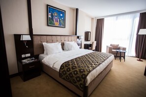 Standaard tweepersoonskamer, 1 kingsize bed, uitzicht op de stad | Een minibar, een kluis op de kamer, een bureau, verduisterende gordijnen