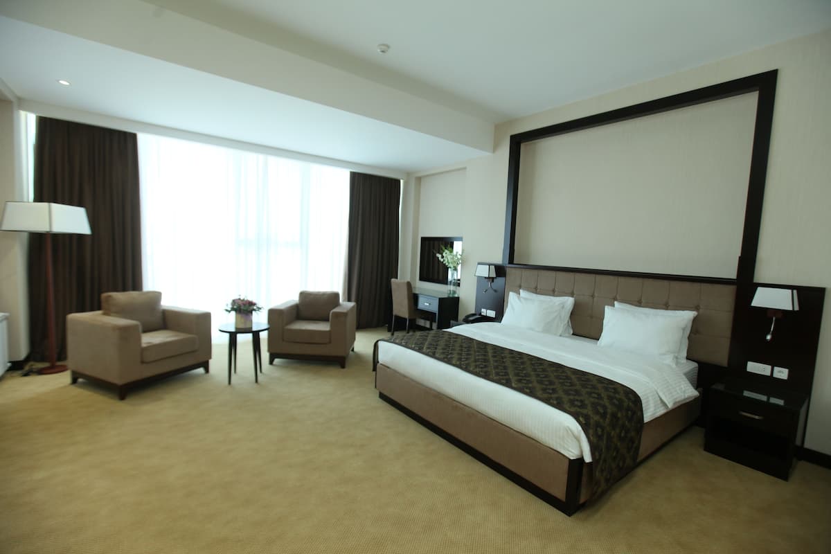 Deluxe tweepersoonskamer, 1 kingsize bed, uitzicht op zee, uitzicht op zee | 1 slaapkamer, een minibar, een kluis op de kamer, een bureau
