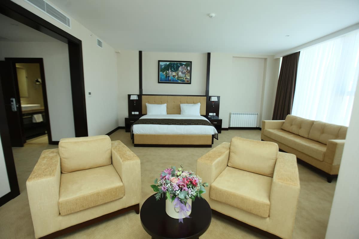 Luxe suite, 1 slaapkamer, uitzicht op stad, uitzicht op zee | 1 slaapkamer, een minibar, een kluis op de kamer, een bureau
