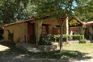 أسرّة أطفال/رضّع (مجانًا) وواي فاي مجانًا