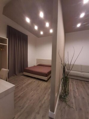 Escritorio, wifi gratis y ropa de cama 