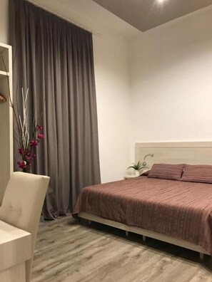 Desk, free WiFi, bed sheets - B&B Lei (Foggia)
