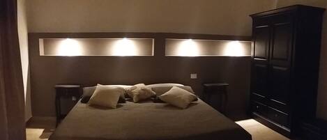 Triple Room | Desk, free WiFi, bed sheets