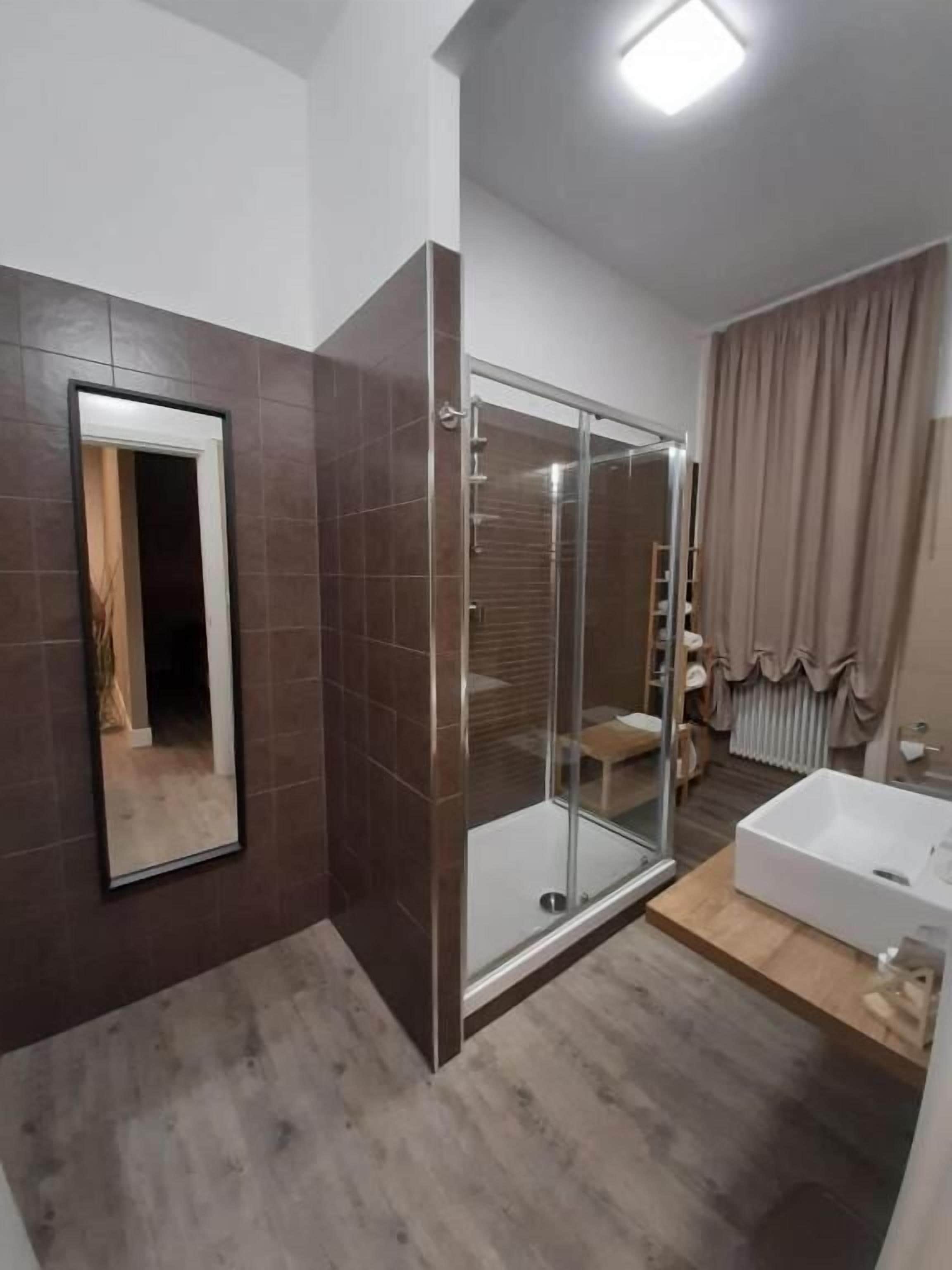 Doccia, set di cortesia gratuito, asciugacapelli, bidet