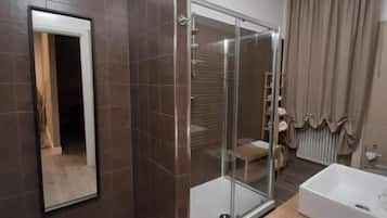 Doccia, set di cortesia gratuito, asciugacapelli, bidet
