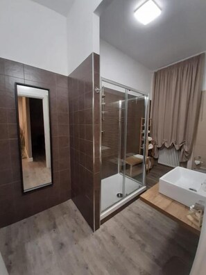 Een douche, gratis toiletartikelen, een haardroger, handdoeken