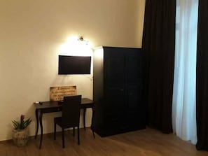 1 bedroom, desk, free WiFi, bed sheets
