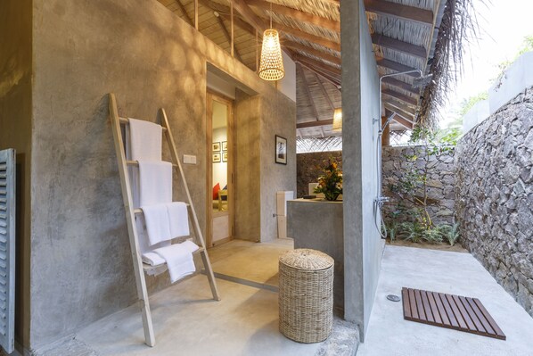 Villa Deluxe, 1 habitación | Baño | Artículos de higiene personal gratuitos, secador de pelo y zapatillas