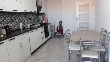Peti sejuk, ketuhar, dapur, mesin basuh pinggan mangkuk