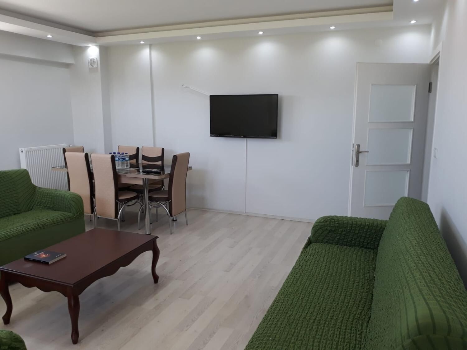 위성 채널 시청이 가능한 35인치 평면 TV, LCD TV