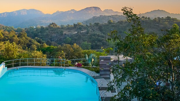 Una piscina con vistas a montañas.