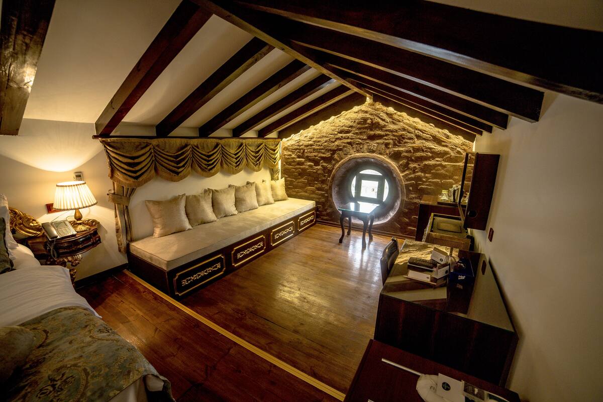 design room | premium bedding, minibar, in-room safe, desk