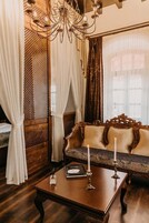 华丽客房 | 高档床上用品、迷你吧、客房内保险箱、办公桌