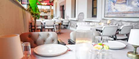 Se sirven desayunos, comidas, cenas y cocina internacional