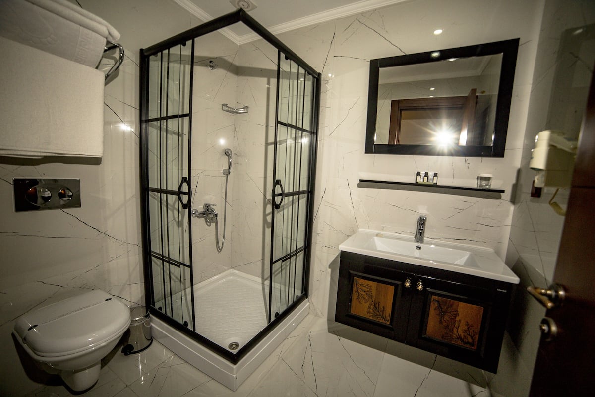 standard room | premium bedding, minibar, in-room safe, desk