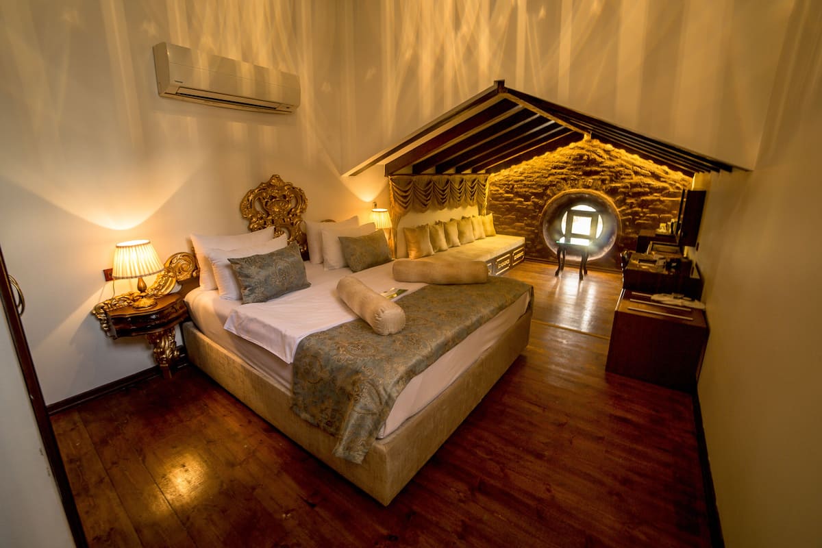 design room | premium bedding, minibar, in-room safe, desk