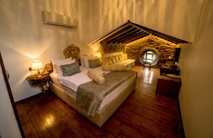 设计客房 | 高档床上用品、迷你吧、客房内保险箱、办公桌