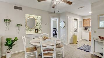 Condo, 2 phòng ngủ | Khu ăn uống