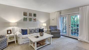 Condo, 2 phòng ngủ | Khu phòng khách | TV