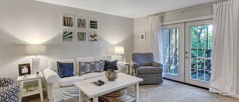 Apartment, 2 Schlafzimmer | Wohnbereich | Fernseher