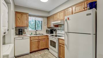 Condo, 2 phòng ngủ | Bếp riêng | Lò vi sóng, máy rửa bát, dụng cụ nấu nướng/bát dĩa/dao nĩa