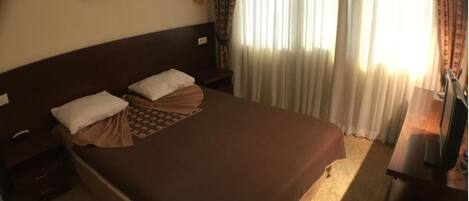 Minibar, pengeskab på værelset, skrivebord