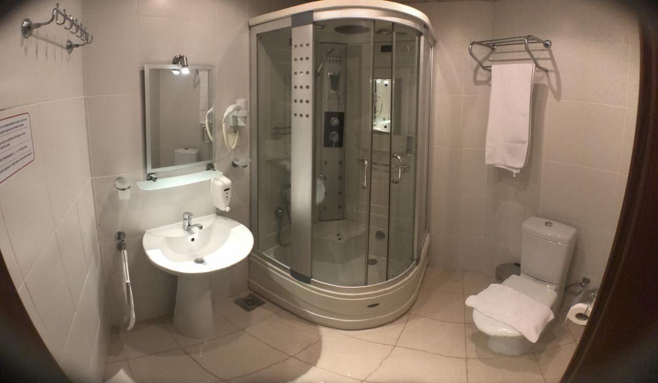 Douche, articles de toilette gratuits, sèche-cheveux, chaussons