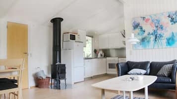 House, 4 Bedrooms, Non Smoking | Living room | Flat-screen TV, fireplace