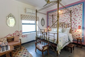 Habitació superior, 1 llit doble | Escriptori, cortines opaques, planxa i posts de planxar i wifi gratuïta 