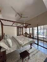Escritorio, cortinas blackout y tabla de planchar con plancha