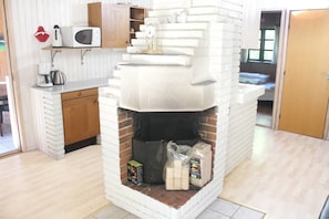 House, Multiple Beds, Non Smoking | Living room | Plasma TV, fireplace