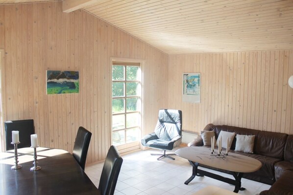 House, Multiple Beds, Non Smoking | Living room | Plasma TV, fireplace