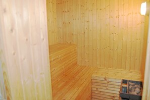 Sauna - Spacious summer cottage with sauna (Akirkeby)