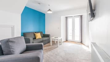 Watcombe (Split Level) | Living area | 37-inch flat-screen TV with digital channels, TV, Netflix