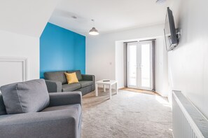 Watcombe (Split Level) | Living area | 37-inch flat-screen TV with digital channels, TV, Netflix - Five Way Apartments (Paignton)