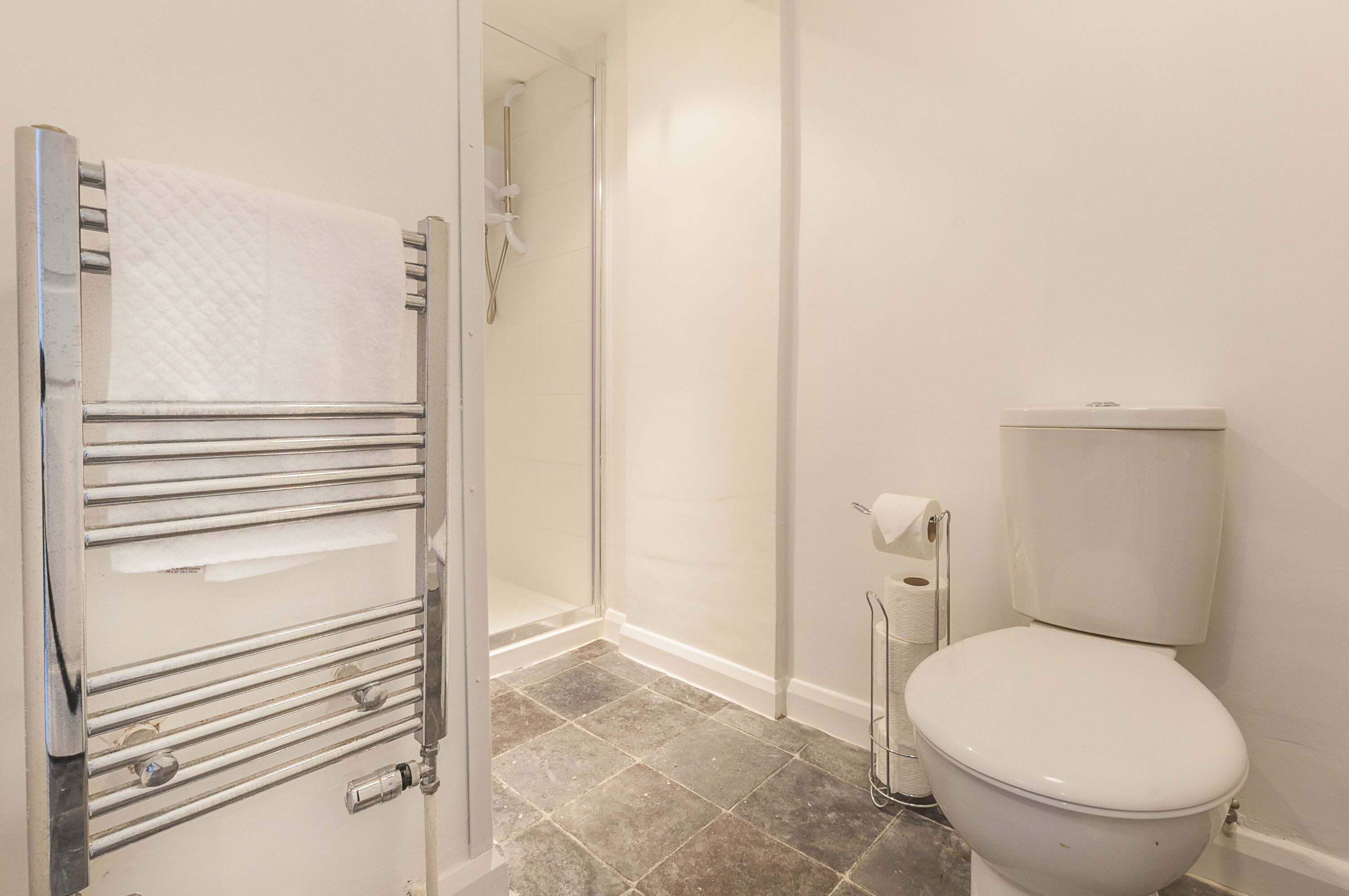 watcombe (split level) | bathroom | shower, free toiletries, hair dryer, towels