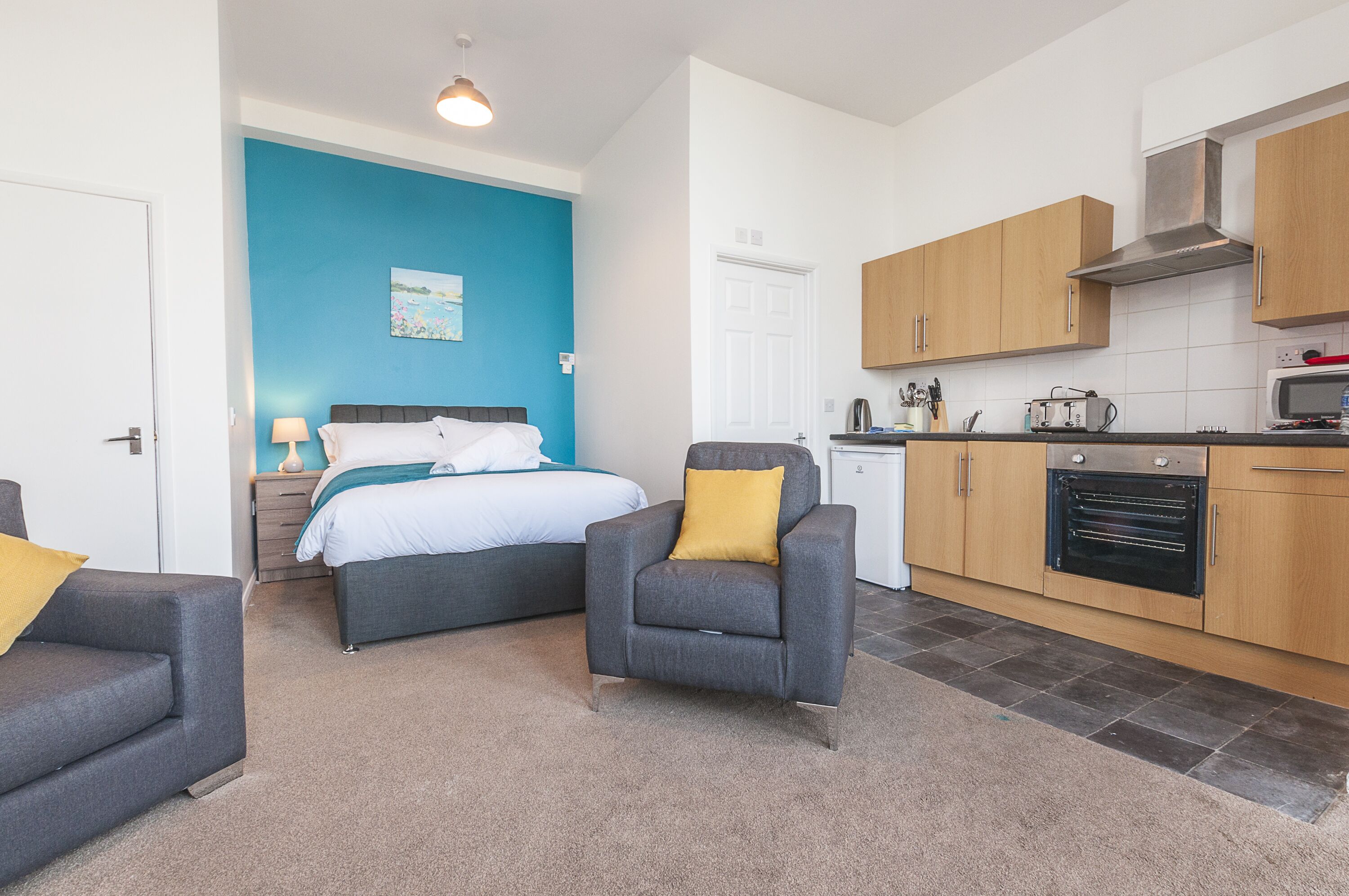 goodrington | living area | 37-inch flat-screen tv with digital channels, tv, netflix